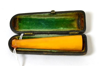 Lot 398 - An amber cheroot/cigar holder 12g, cased