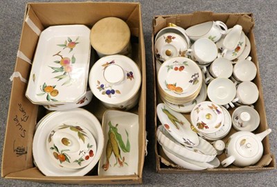 Lot 1013 - A Royal Worcester Evesham pattern tea and dinner service (two boxes)