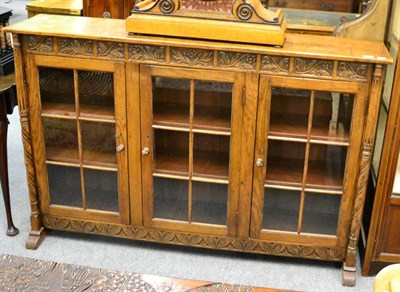 Lot 1156 - A reproduction oak dwarf bookcase