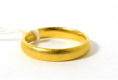 Lot 17 - A gold band ring