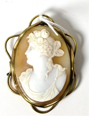 Lot 48 - A Victorian cameo brooch in yellow metal mount