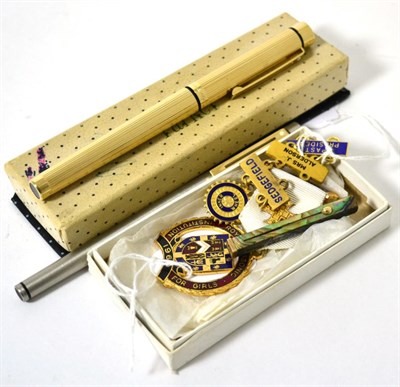 Lot 451 - A group of pens including a Parker Slimfold with 14K nib, two Sheaffer fountain pens with 14K nibs