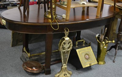 Lot 1092 - An oval mahogany dining table