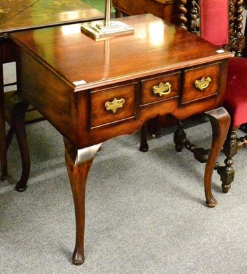 Lot 1418 - A reproduction Georgian style three drawer lowboy