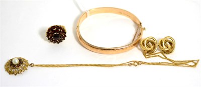 Lot 104 - A 9 carat gold bangle, a pair of knot earrings, a garnet ring and a garnet pendant