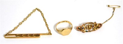 Lot 250 - A 9 carat gold tie bar, a 9 carat gold signet ring, a brooch etc