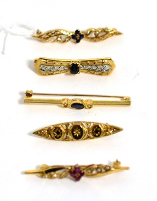 Lot 373 - Five various gem set brooches