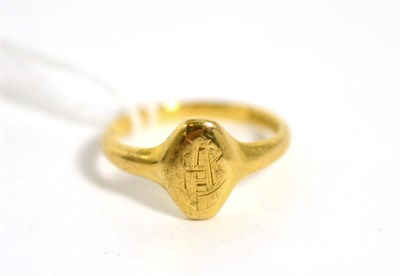 Lot 410 - A 18 carat gold signet ring