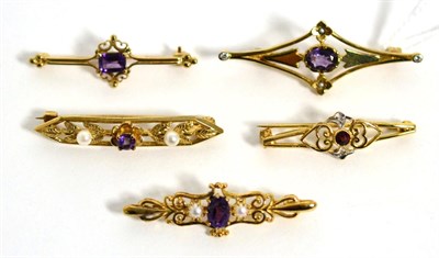 Lot 437 - Five various gem set brooches