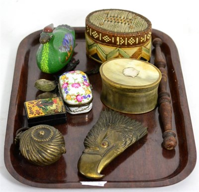 Lot 500 - A group of collectables including snuff box, prisoner of war straw box, lime holder etc