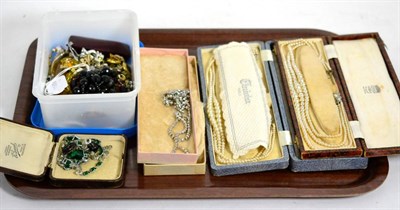 Lot 503 - Costume jewellery, including a banded agate ring, glass bead necklaces and cased simulated pearls