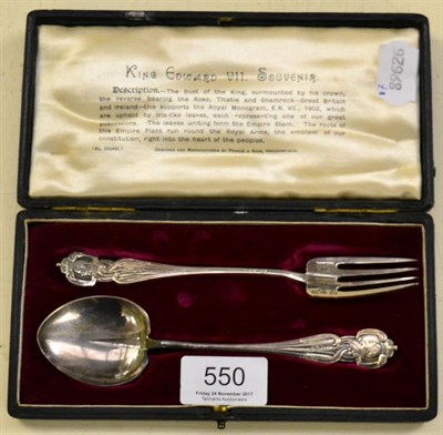 Lot 550 - An Edwardian Art Nouveau silver Edward VII souvenir spoon and fork in a fitted case, Pearce & Sons