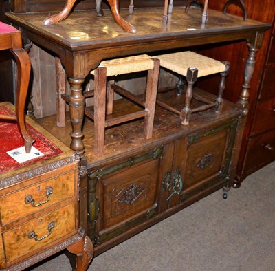 Lot 1276 - An early 20th century oak buffet