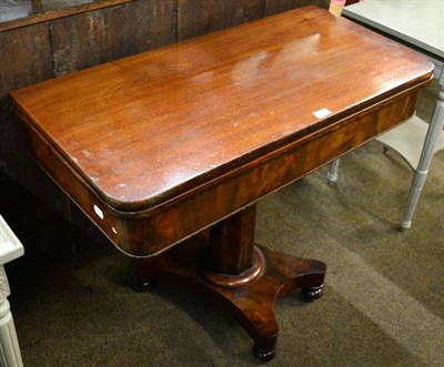 Lot 1298 - An early 19th century mahogany tea table