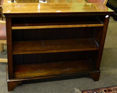 Lot 1365 - Set of open bookshelves on bracket feet