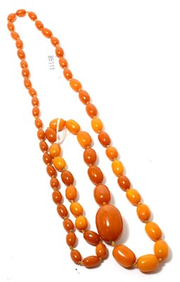 Lot 134 - An amber bead necklace
