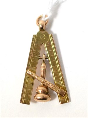 Lot 303 - A 9ct gold Masonic pendant/fob symbol with a central gavel