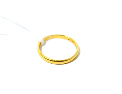 Lot 422 - A 22ct gold band ring, finger size  U1/2