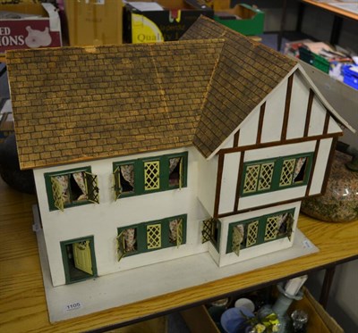 Lot 1105 - A 20th century wooden dolls house with various contents