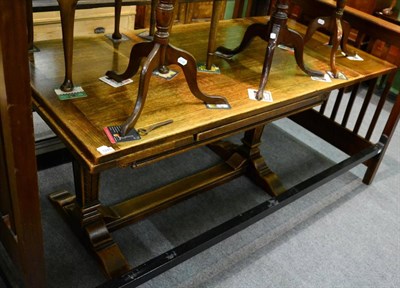 Lot 1245 - An oak draw leaf dining table