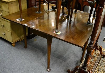 Lot 1251 - A Georgian mahogany gate leg dining table