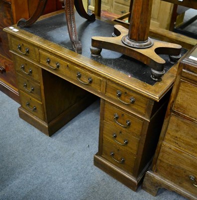 Lot 1262 - An Edwardian oak kneehole desk