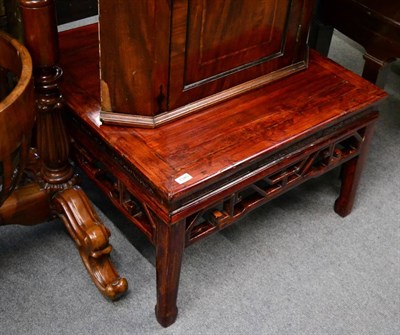 Lot 1340 - A hardwood coffee table