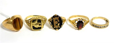 Lot 47 - A 9ct gold tiger's eye signet ring, three other 9ct gold rings and a signet ring stamped '9c' (5)