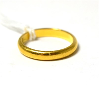 Lot 81 - A 22ct gold band ring