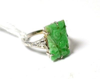 Lot 85 - A carved jade ring