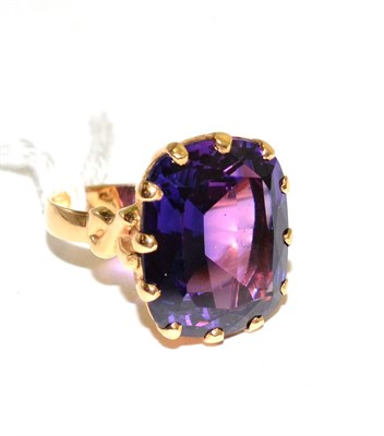 Lot 206 - An amethyst ring