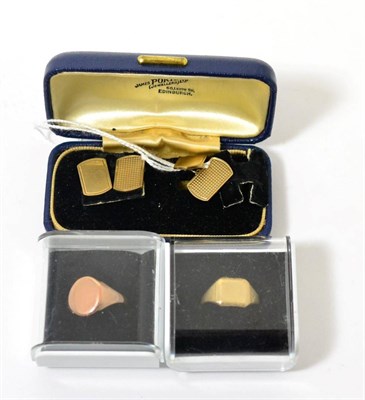 Lot 277 - Two 9ct gold gents signet rings and a pair of 9ct gold cufflinks