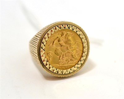 Lot 284 - Gentleman's half sovereign ring, 1913, George VI