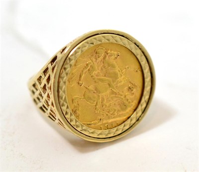 Lot 285 - Gentleman's full sovereign ring, 1911, George V