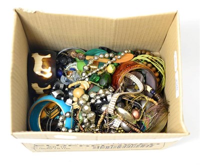 Lot 298 - A quantity of costume jewellery