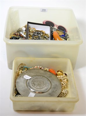 Lot 299 - A quantity of costume jewellery