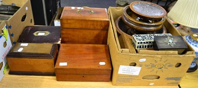 Lot 1045 - Various treen boxes and bowls (5)