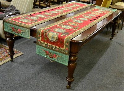 Lot 1253 - A dining table with two additional leaves