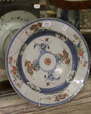 Lot 410 - A Chinese porcelain circular dish, Kangxi, painted in underglaze blue and famille verte enamels...