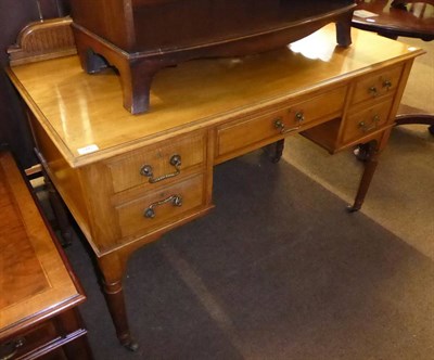 Lot 592 - Walnut dressing table with shield mirror