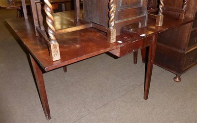 Lot 606 - A mahogany drop leaf dining table