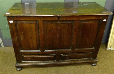 Lot 711 - An 18th century panelled oak mule chest