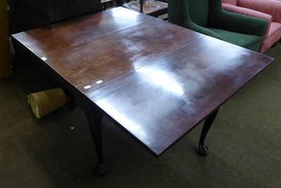 Lot 716 - A mahogany drop leaf table