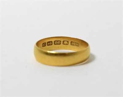 Lot 59 - A 22ct gold ring