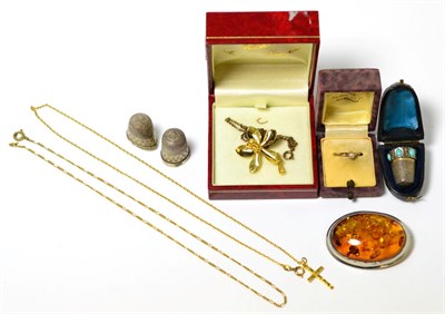 Lot 77 - A group of jewellery including a pearl set ring, cross pendant, amber brooch, Continental...