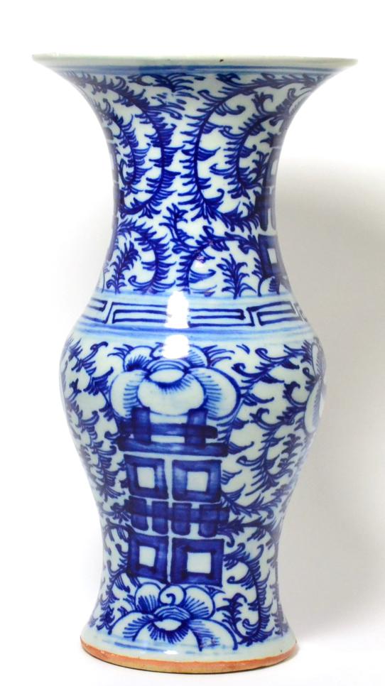 Lot 140 - A Chinese blue and white vase