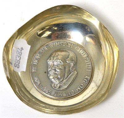Lot 176 - An A E Jones silver dish set with a medallion commemorating Winston Churchill