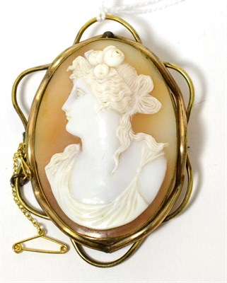 Lot 262 - A Victorian cameo brooch in yellow metal mount