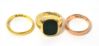 Lot 266 - A gents 9ct gold signet ring together with two 9ct gold band rings