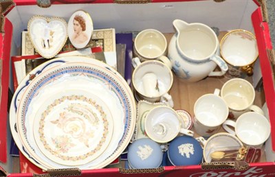 Lot 1079 - A collection of Royal commemorative pottery and porcelain together with assorted publications (qty)